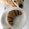 Load image into Gallery viewer, Laboni kramtomas žaislas dantų priežiūrai – „Chrissy Croissant“
